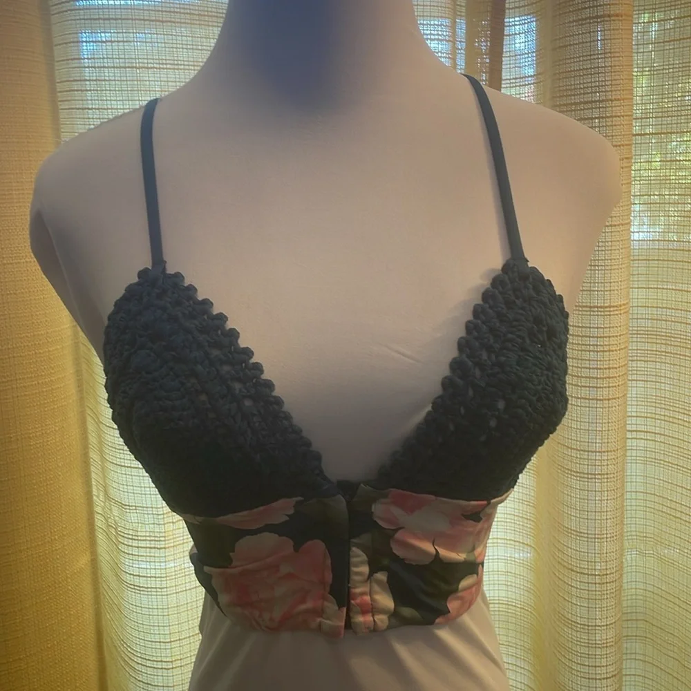 Frankie’s floral 2-piece crochet bikini | Size Small